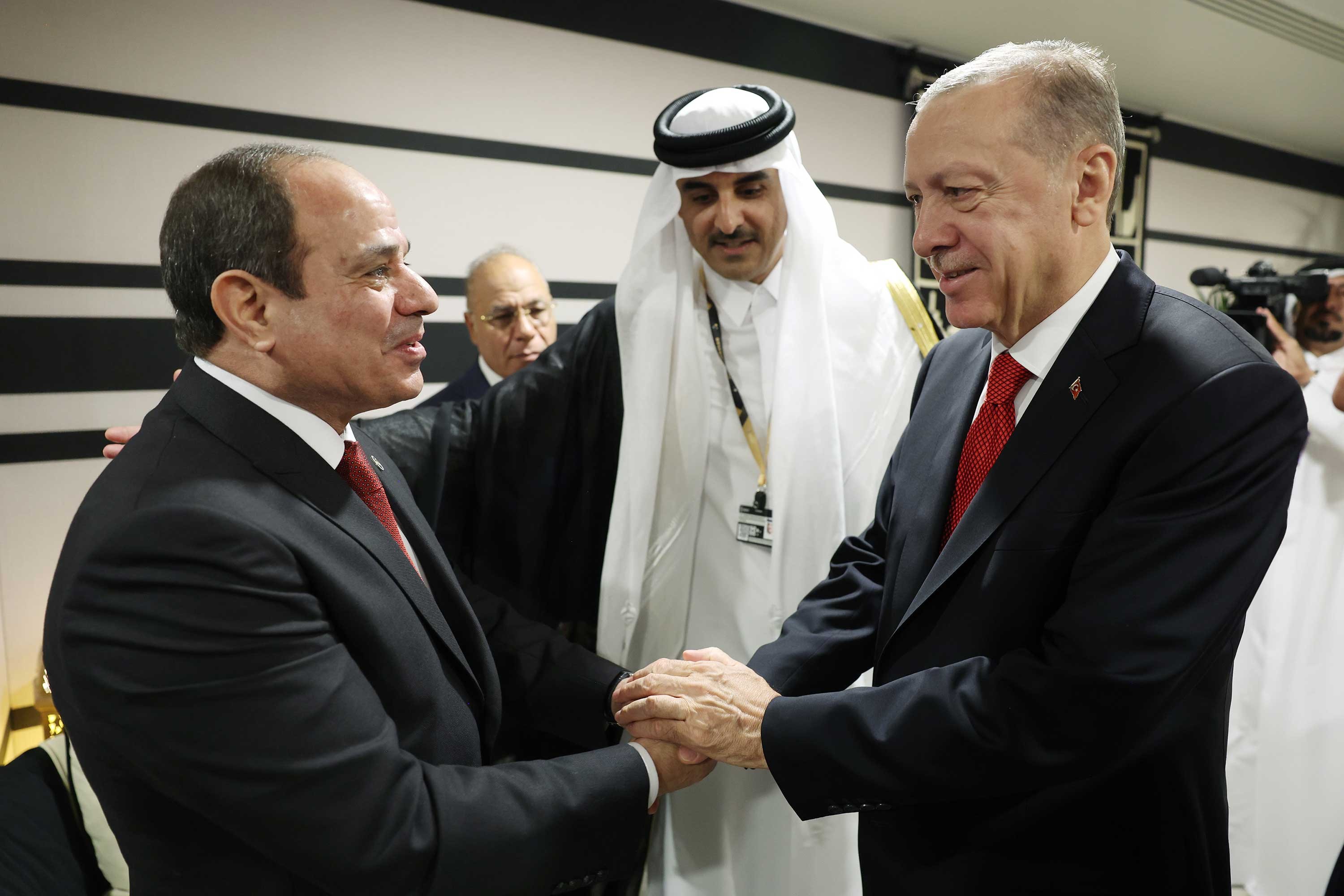 Erdoğan ile Sisi, ilk kez Katar'daki Dünya Kupası açılış karşılaşmasında bir araya geldi (Cumhurbaşkanlığı)
