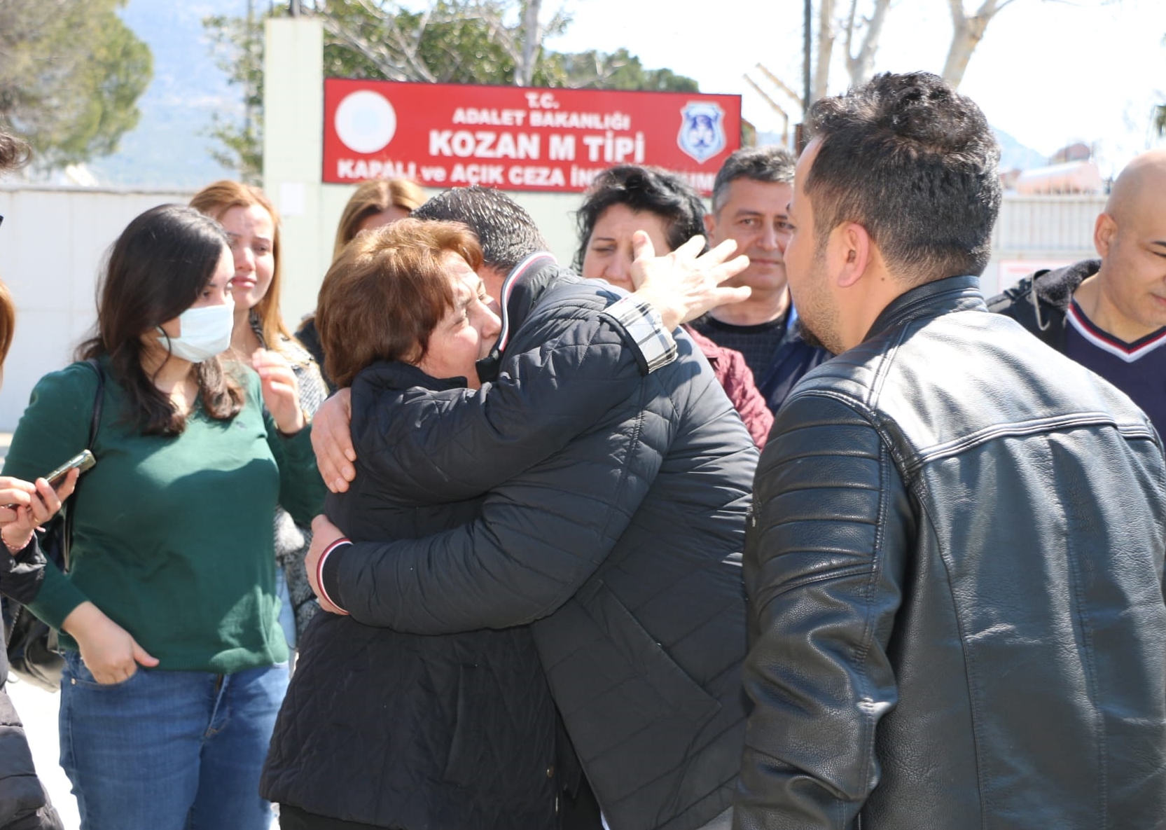 Adana'da eşini bıçakla öldürdüğü iddiasıyla yargılanan kadına ceza verilmedi