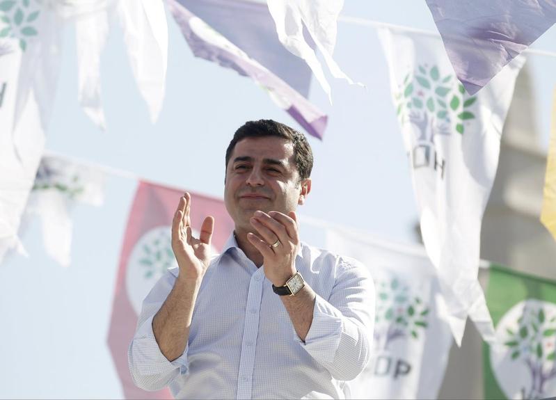 Demirtaş: Sözüm siyaset, kültür, sanat, medya, akademi dünyasınadır; korkunun ecele faydasının olmadığını, görmüyor musunuz?