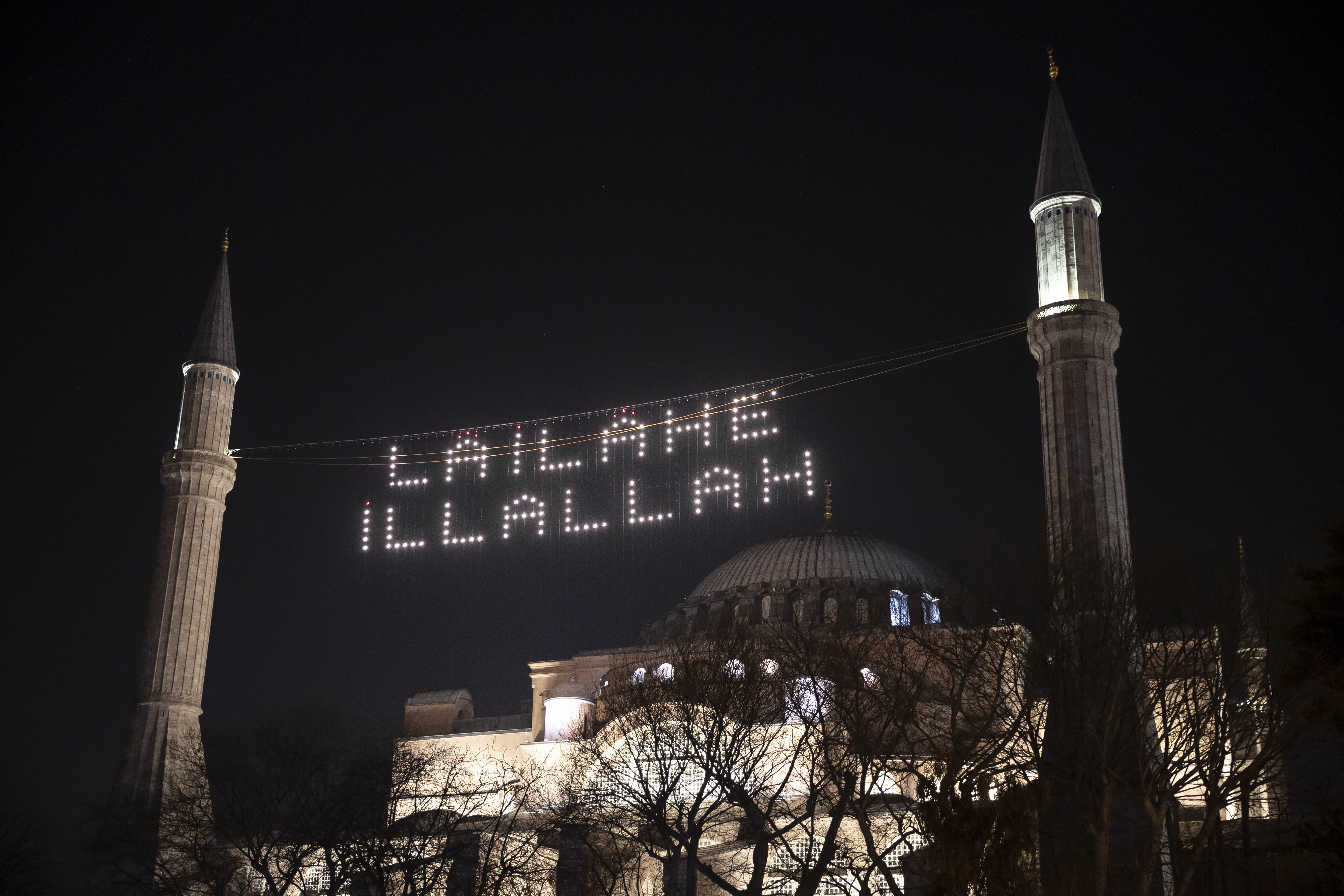 Ayasofya’ya Kelime-i Tevhid yazılı mahya asıldı