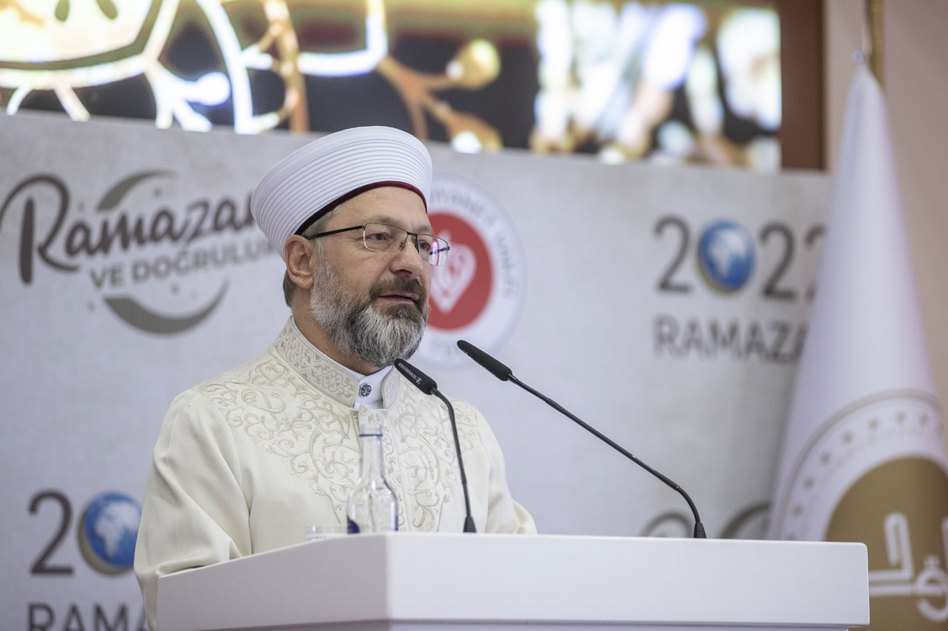 Diyanet İşleri Başkanı Erbaş, teravih namazlarının camilerde ve maskeli olarak kılınacağını açıkladı