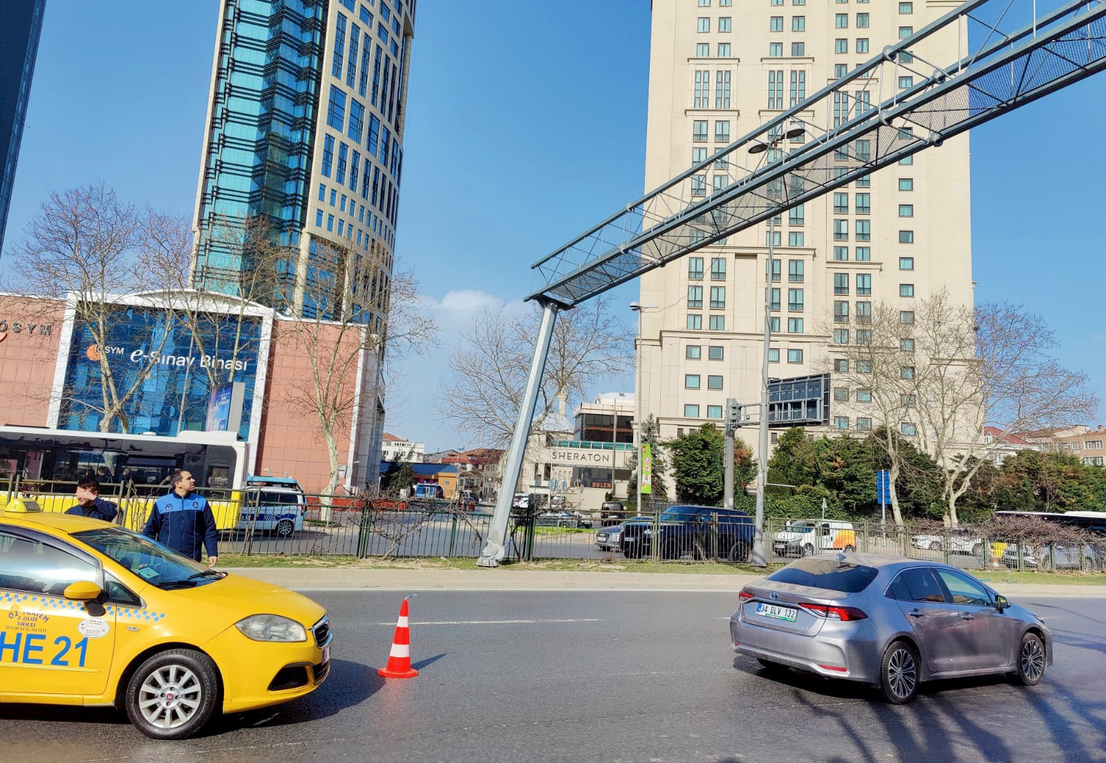 Şişli'de yön tabelası direğinin devrilme tehlikesine karşı Büyükdere Caddesi trafiğe kapatıldı