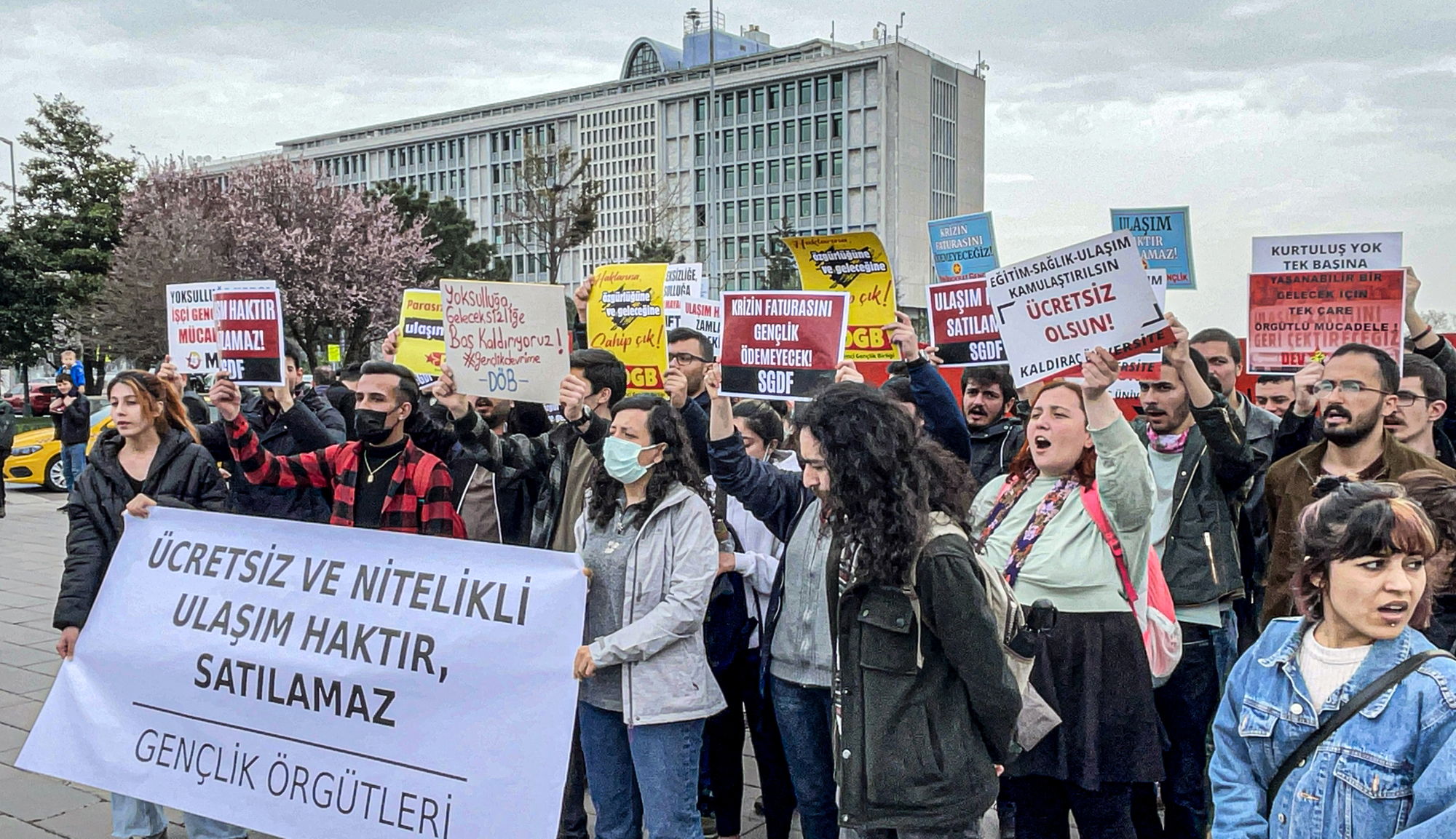 Ulaşım zammına tepki gösteren öğrenciler protesto için İBB önünde toplandı, metroda turnikelerden atladı