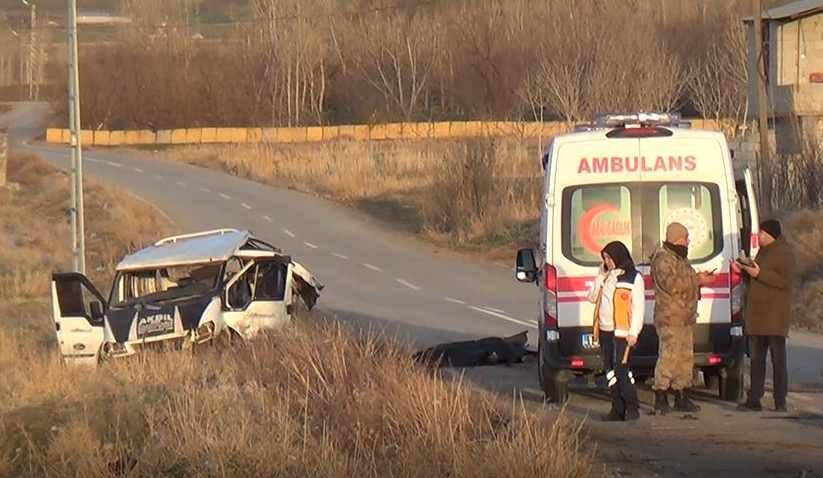 Bitlis'te içinde göçmenlerin bulunduğu minibüs takla attı: 4 ölü, 25 yaralı