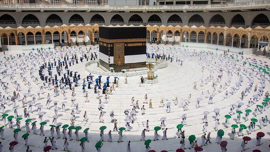 Suudi Arabistan, yanında erkek bir yakını bulunmayan kadınların umre yapabileceğini açıkladı