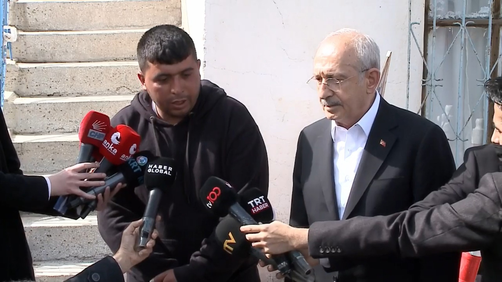 Kılıçdaroğlu, faturalarını ödeyemediği için elektriği kesilen bir aileyi ziyaret etti