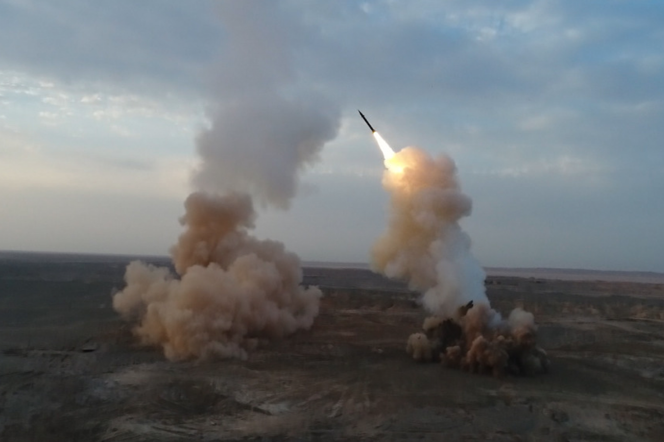 Иран нанес удар по израилю сегодня. Иран ракетный удар 2021. Баллистические ракеты Ирана. Баллистические ракеты Ирака. Ракетный удар по Израилю.