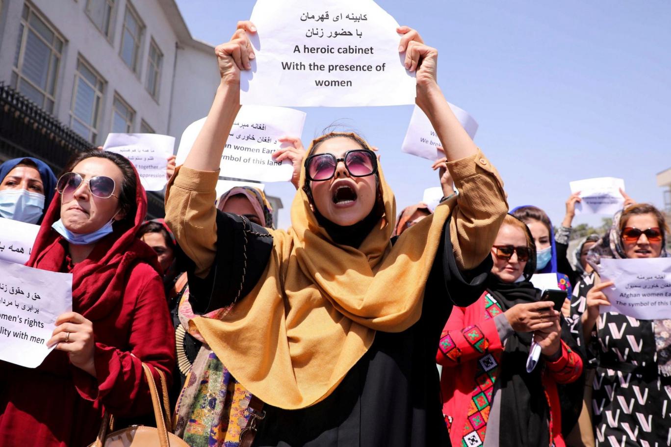 Taliban: Kadın hakları gösterisine müdahale eden 4 kişiyi tutukladık |  Independent Türkçe