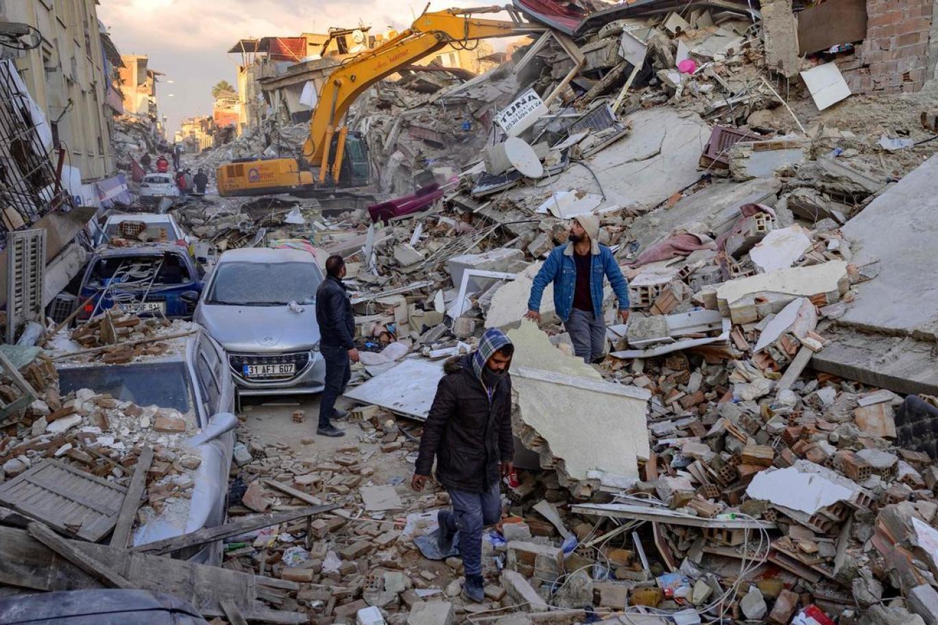Depremzedeler kayıplarını arıyor: "Sevdiklerimizin ne dirisini ne ölüsünü alabildik" | Independent Türkçe