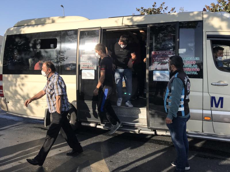 Istanbul Da Bir Minibusten 12 Yerine 33 Yolcu Cikti Sofor Araca Zorla Bindiklerini Iddia Etti Independent Turkce