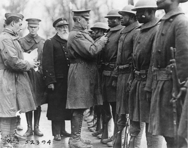 foto5 Fransız yetkililer tarafından 369'uncu Piyade Alayı askerlerine dağıtılan devlet nişanları