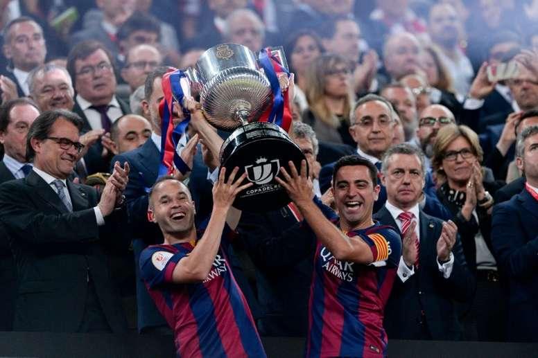 Iniesta-Xavi-AFP.jpg