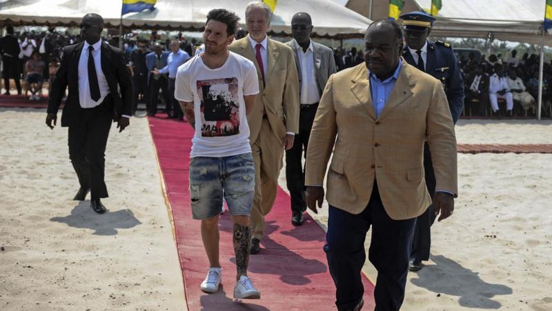 Lionel Messi ve Ali Bongo - AFP.jpg