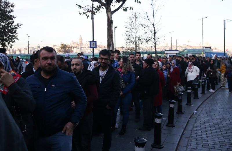 Bilet almak için birçok bayinin önünde uzun kuyruklar oluştu / Fotoğraf: AA