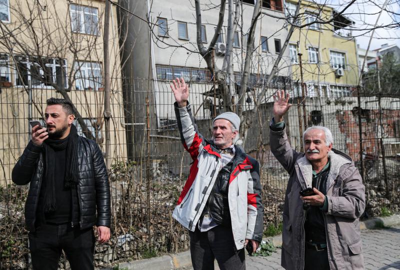 İstanbul yurt önünde bekleyiş AA (3).jpg