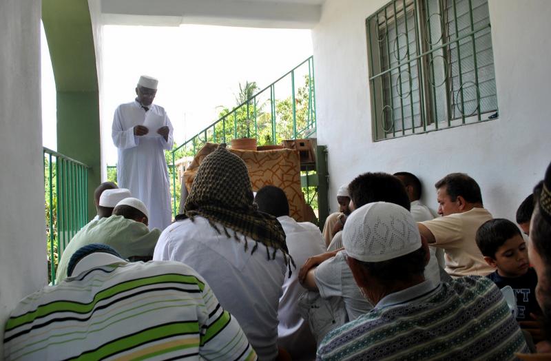 Yahya Pedro evinin balkonunda hutbe verirken.JPG