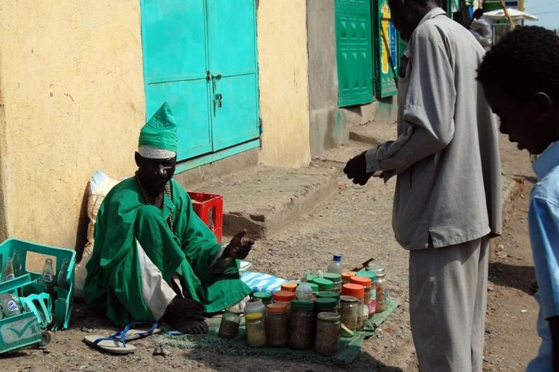 Sudan'da sokakta şifalı bitkiler ve kocakarı ilaçları satılıyor. Foto-independent arabia.jpeg