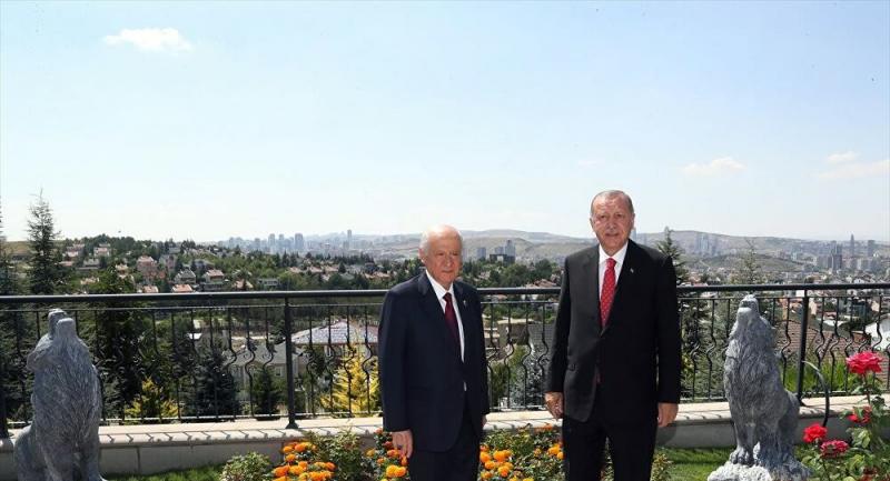 ERDOĞAN BAHÇELİ'NİN EVİNDE.jpg