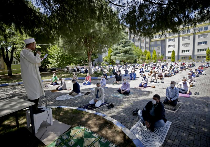 İzmir Şehit İlhan Varank Anadolu İmam Hatip Lisesi bahçesinde.jpg