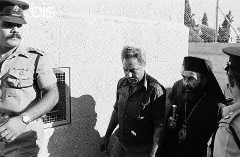 Cappuci İsrail polisi nezaretinde götürülürken..jpg