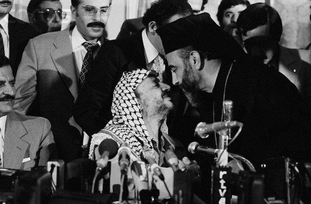 H. Cappuci Yaser Arafat'la buluşurken-.jpg