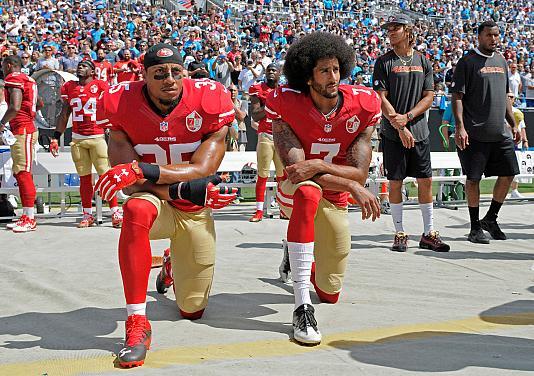 Eric Reid ile Colin Kaepernick - AP.jpg