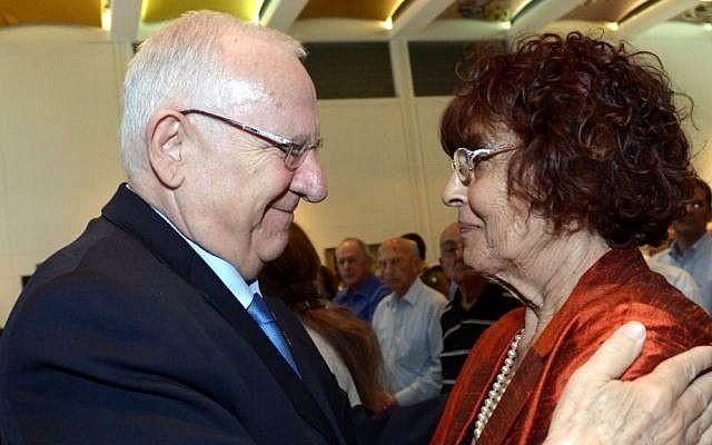 İsrail Cumhurbaşkanı Revuen Rivlin, Kohen'in eşi Nadia'yı ölümün 50.yıldönümü töreninde karşılıyor.  .jpg