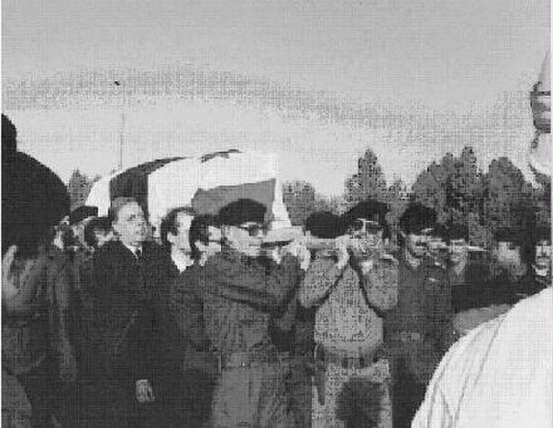 Eflak'ın cenazesi Saddam Hüseyin ve İzzet İbrahim el-Duri'nin omuzlarında.jpg