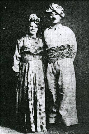 İhsan Nuri ve Yaşar Hanım geleneksel Kürt kıyafetleriyle .jpg