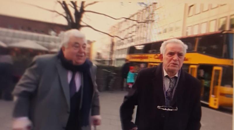 Yusuf Topçu ile İbrahim Toparslan namaz olayından 50 yıl sonra Köln Katedrali önünde buluşup demeç vermişler. Kaynak-TRT tv kanalı (1).jpg