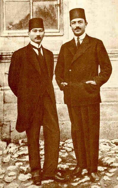 Mustafa Kemal Atatürk (solda) ve Rauf Orbay Sivas Kongresi'nde Wikipedia.jpg