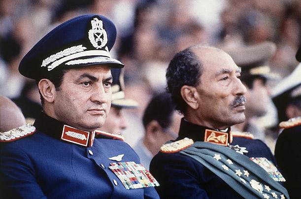 Hüsnü Mübarek eski Hava Kuvvetleri Generali-Mısır eski Başkanı Enver Sedat ile.jpg
