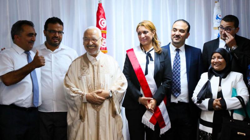 Tunus Belediye başkanı Souad Abdel Rahim (ortada sağda), 3 Temmuz 2018'de yüklenen bir fotoğrafta görülüyor. Fotoğraf- Nahda.jpg