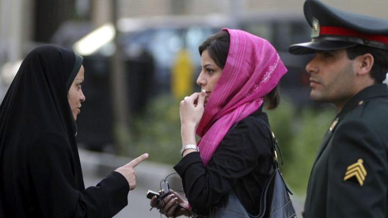 İran'da ahlak polisi başörtüsü teftişinde afp.jpg
