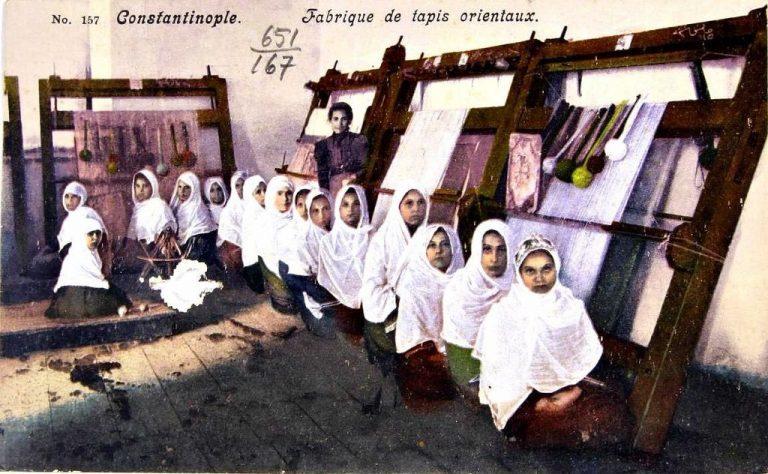 13 Mart 1908-İstanbul'daki halıcı dokuma kursundan kadınlar-001.jpg