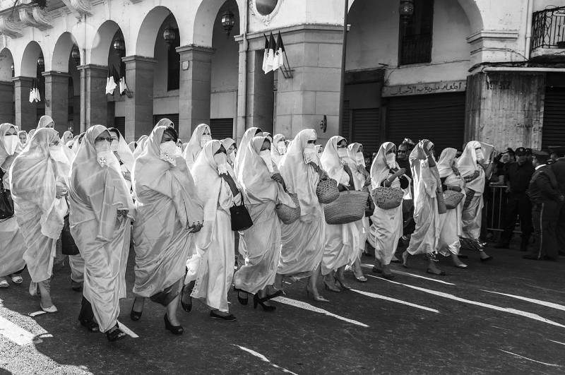 Cezayirli kadınların protesto yürüyüşü.jpg