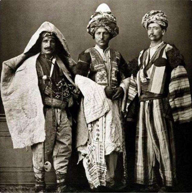 Geleneksel Kürt giysileriyle Diyarbakırlı, Mardinli ve Mezopotamyalı üç erkek..jpg