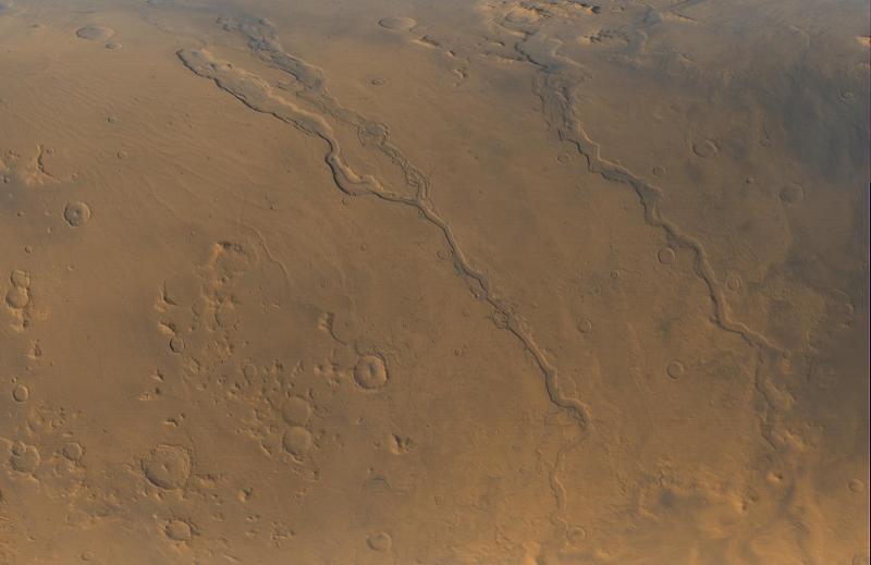 Dao_Niger_and_Harmakhis_Vallis_PIA02810.jpg