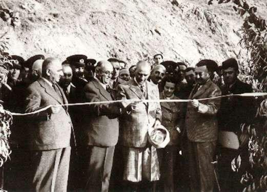 Atatürk, Singeç Köprüsünü açarken.jpg