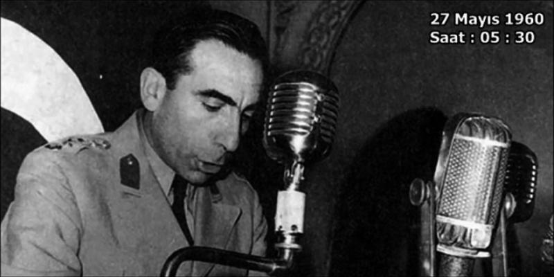 Alparslan Türkeş 27 Mayıs 1960 Darbesi Radyo Bildirisini radyodan okurken​​​​​​​.jpg