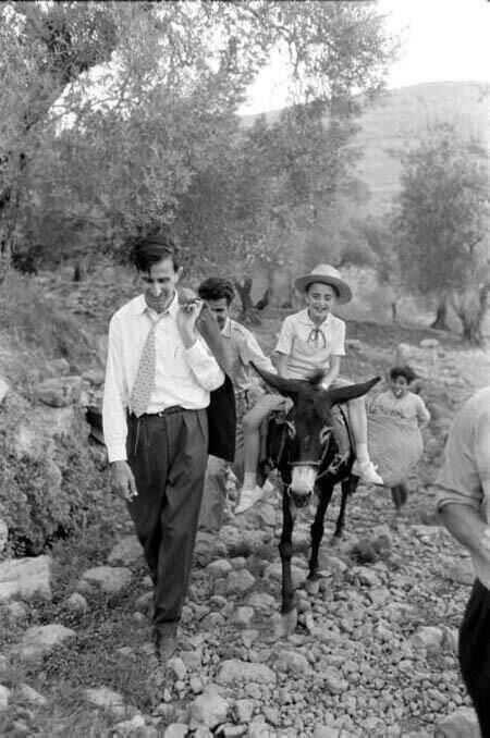 Kemal Canbulat, oğlu Velid ile Şuf dağındaki doğal ortamında jpg.jpg