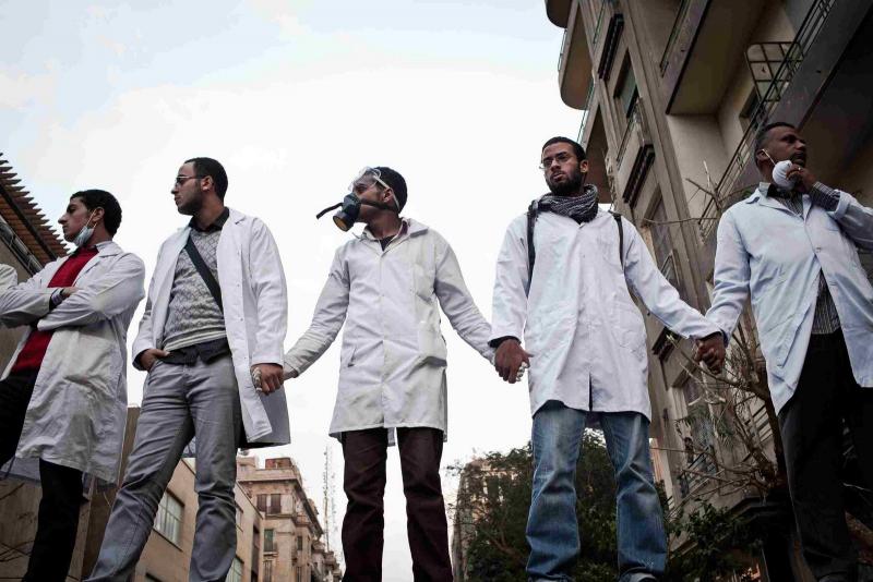 Kahire'deki Tahrir Meydanı'nda sağlık çalışanlarının gönüllü dayanışması-Kahire 2011-Kim Badaqi fotoğrafı-001.jpg