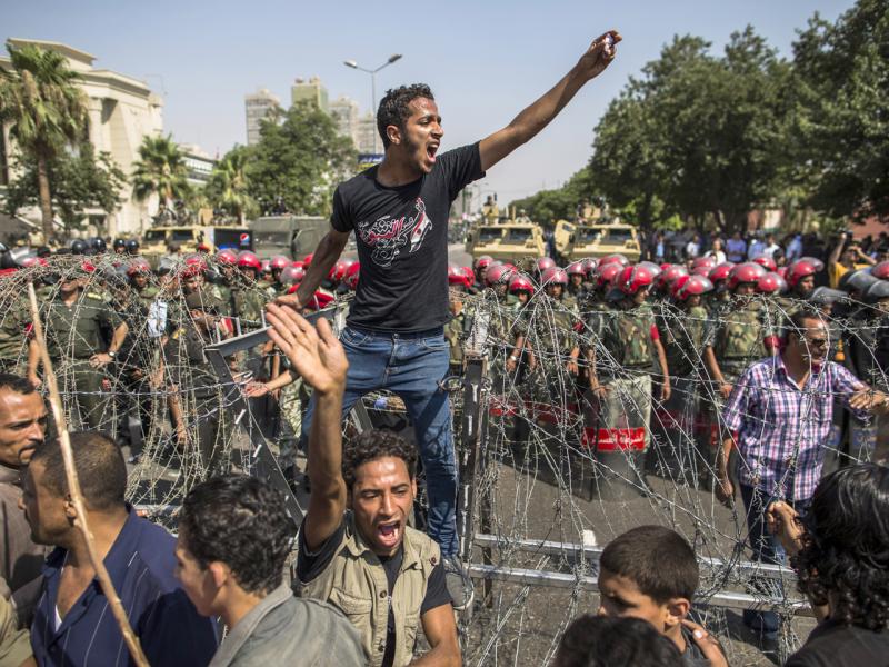 Mısır 2012-Yüksek Mahkeme'nin parlamentoyu fesheden kararına karşı protesto-Getty images .jpg