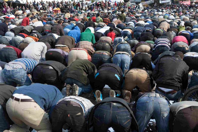 Protesto sırasında kılınan toplu namaz-Karimphoto-