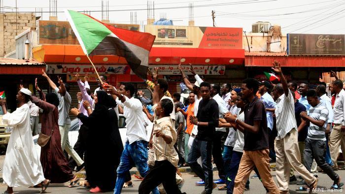 Sudanlı göstericiler / Fotoğraf: E.Hamid/AFP