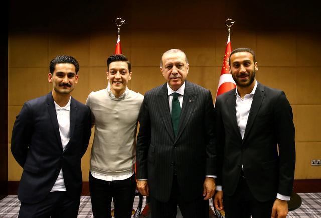 İlkay-Mesut-Erdoğan-Cenk-Reuters.jpg