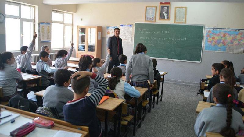 2012 yılında yayımlanan yönetmelikle yaşayan dil ve lehçeler adı altında Kürtçe seçmeli dersi Milli Eğitim Bakanlığı (MEB) müfredatına girdi