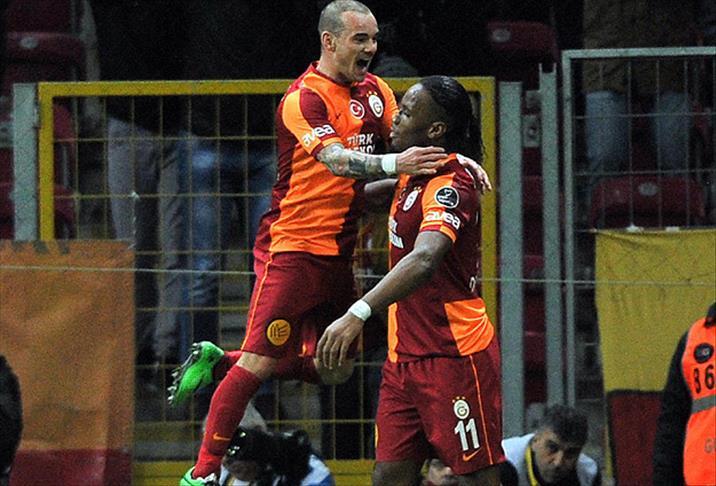 Sneijder-Drogba-AA.jpg