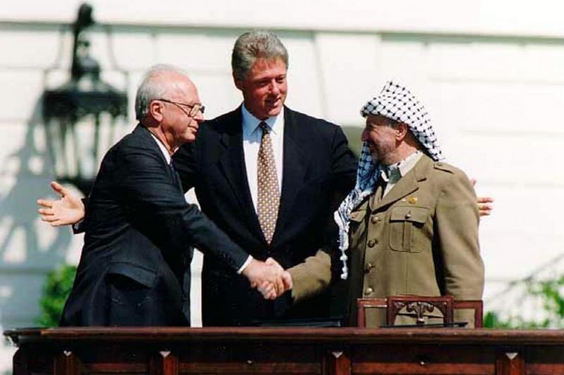 ABD Başkanı B. Clinton, FKÖ lideri Y. Arafat ve İsrail Başbakanı İzak Rabin-Beyaz Saray'da 1993 Osloanlaşmasını imza hatırası.jpg