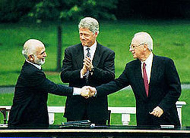 Ürdün Kralı Hüseyin,İsrail Başbakanı İzak Rabin ve ABD Başkanı Bill Clinton yıllar süren gizli görüşmelerden sonra imzalanan Ürdün-İsrail barış .jpg